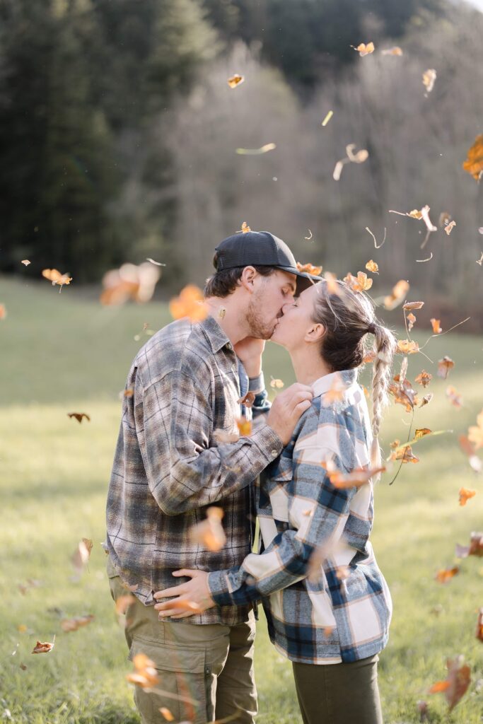 L'amour à la montage : couple qui s'embrasse - Marine Faron photographe